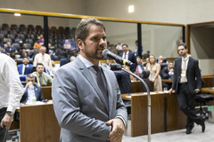 Movimentação de plenário. Votação de projeto de reestruturação do DMAE. Na foto, vereador Márcio Bins Ely, autor de emenda aprovada.