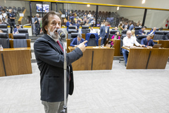 Movimentação de plenário. No microfone de apartes, o vereador Aldacir Oliboni.