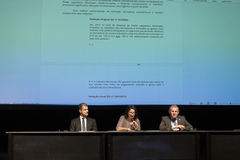 Escola Julieta Battistioli promove o evento "As Câmaras e o novo artigo 29-A da Constituição Federal: desafios e perspectivas". Na foto, presidente da CMPA, vereadora Comandante Nádia, faz leitura de proposta a ser apresentada ao TCE. Com ela o procurador-geral da Casa, Renan Sobreiro, e o diretor-geral André Luiz Córdova