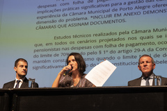 Escola Julieta Battistioli promove o evento "As Câmaras e o novo artigo 29-A da Constituição Federal: desafios e perspectivas". Na foto, presidente da CMPA, vereadora Comandante Nádia, faz leitura de proposta a ser apresentada ao TCE. Com ela o procurador-geral da Casa, Renan Sobreiro, e o diretor-geral André Luiz Córdova