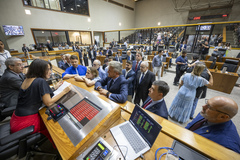 Movimentação de Plenário. Presidente Comandante Nádia com os líderes das Bancadas.