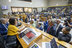 Movimentação de Plenário. Presidente Comandante Nádia com os líderes de bancada