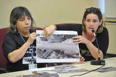 Elenira Pereira e Raquel Luz (d) mostram fotos dos estragos