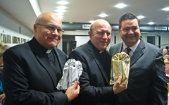 Padres Marcio Andrade e Leandro Chiarello receberam presentes do vereador Wambert.