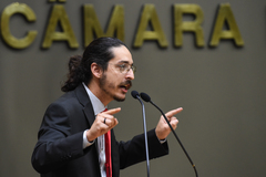 Bernardo, na tribuna do Plenário Otávio Rocha, criticou líderes de Executivos