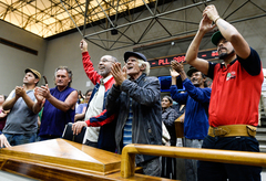 Nas galerias, os trabalhadores comemoraram a decisão dos vereadores