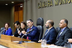 O presidente da Câmara, Cassio Trogildo (c), coordenou a reunião 