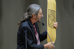 Padre Claudionir mostrou prancha de skate que vem sendo feita na comunidade