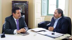 Professor Wambert e o vice-prefeito, Gustavo Paim,  conversam sobre ações do Executivo.