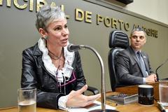 Ester Benatti com o vereador Cássio Trogildo, que presidiu a sessão