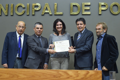 Andreia e Moreira (d) receberam diploma concedido pelos vereadores