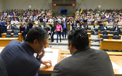 Centenas de servidores municipais acompanharam no Plenário Otávio Rocha a sessão desta quinta-feira