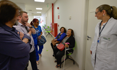Vereadores Oliboni e Carús (e) conversaram com usuários do hospital
