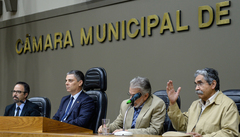 Rocha (e), vereador Cássio Trogildo, Braga e o ex-governador ex-prefeito Olívio Dutra (d) que esteve presente na homenagem