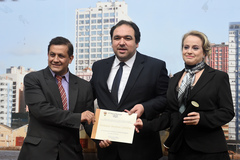 Benedito Saldanha recebe diploma entregue por Dr. Thiago