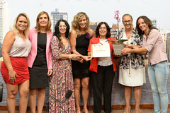 As seis vereadoras entregaram diploma e flores à servidora aposentada Edith Coiro Foto: Josiele Silva/CMPA