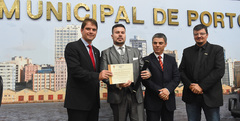 Faustino Júnior (de cinza) recebeu diploma das mãos de Bins Ely (e) Foto: Leonardo Contursi