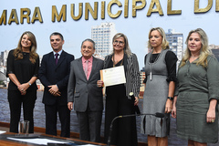 Eliana Azeredo (c) recebeu diploma que homenageia os 20 anos da Capacità Foto: Ederson Nunes/CMPA