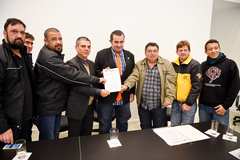 Trogildo e Janta (ao centro) receberam manifesto Foto: Tonico Alvares/CMPA
