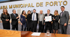 Márcio Bins Ely (d) entregou diploma em reconhecimento ao novo Cidadão Emérito  Foto: Matheus Piccini/CMPA