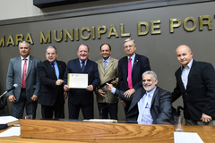 Ricardo Pansera (c) recebeu o diploma em homenagem à entidade