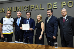 Guillermo, entre os pais, recebeu o diploma proposto por Wambert