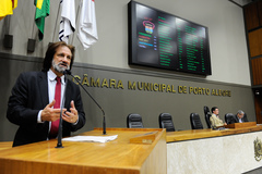 Vereador Aldacir Oliboni na tribuna do Plenário Otávio Rocha