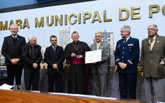 O vereador Nedel entregou a distinção ao arcebispo metropolitano