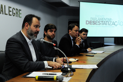 O vereador Ricardo Gomes (e), presidente, destacou os objetivos da nova Frente