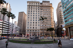 Praça Montevidéu, localizada em frente ao Paço Municipal