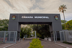 Pórtico de entrada da Câmara Municipal de Porto Alegre