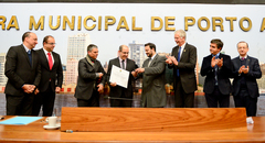 André Machado, entre Cassio Trogildo e Christopher Goulart (d), recebe o diploma