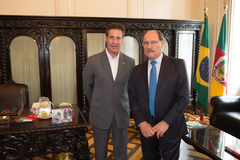 Presidente Valter Nagelstein (e) e governador José Ivo Sartori estiveram reunidos no Palácio Piratini
