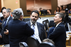 Vereadores Idenir Cecchim (e), Adeli Sell (de costas), Ricardo Gomes (c) e Mauro Zacher (e) no Plenário Otávio Rocha nesta segunda-feira