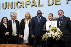 Iris, entre Delegado Cleiton e Luiz Felipe Difini, recebe o diploma