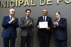 O vereador Dr. Goulart (d) propôs a distinção a Cláudio Ferreira (com o diploma)