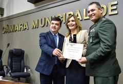 Mônica entregou diploma ao diretor do CMPA, coronel Faulstich Alves