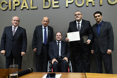 Paulo de Tarso Pinheiro Machado recebeu diploma concedido pela Câmara, em homenagem proposta por Paulo Brum (c)