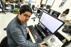 Matheus, de 23 anos, faz estágio em jornalismo na Assessoria de Comunicação da Câmara