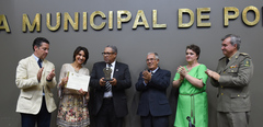 A vereadora Comandante Nádia entregou o diploma e o troféu ao presidente da IBCM