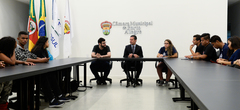 Presidente (centro) se reuniu com estudantes no Salão Adel Carvalho
