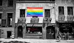 O Stonewall Inn, de Nova York, invadido pela polícia em 28 de junho de 1969