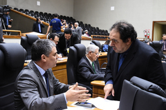 Vereadores Cássio Trogildo (e) e Dr. Thiago Duarte (d) no plenário da Câmara Municipal