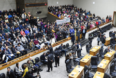 Votação do recurso foi acompanhada por servidores municipais que lotaram as galerias do Plenário Otávio Rocha