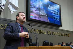 Audiência Pública para debater o Projeto de Lei Complementar do executivo que altera o Imposto Predial e Territorial Urbano - IPTU. Na foto, vereador André Carús