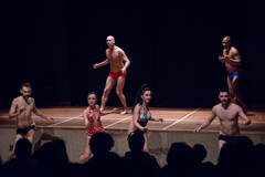 Seis bailarinos e bailarinas encenam a coreografia  