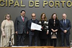 O homenageado recebeu a distinção em forma de diploma e a medalha de Porto Alegre 