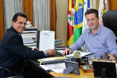 O autor da proposta, Alvoni Medina, e o presidente do Legislativo, Valter Nagelstein (d)