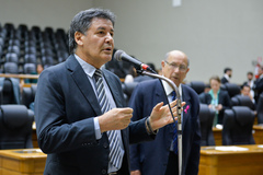 Cassiá Carpes no microfone de apartes do Plenário Otávio Rocha