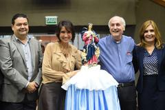 Vereadores Wambert di Lorenzo, Comandante Nádia, pe. Gaspary e Mônica Leal com a imagem da Desatadora de Nós
